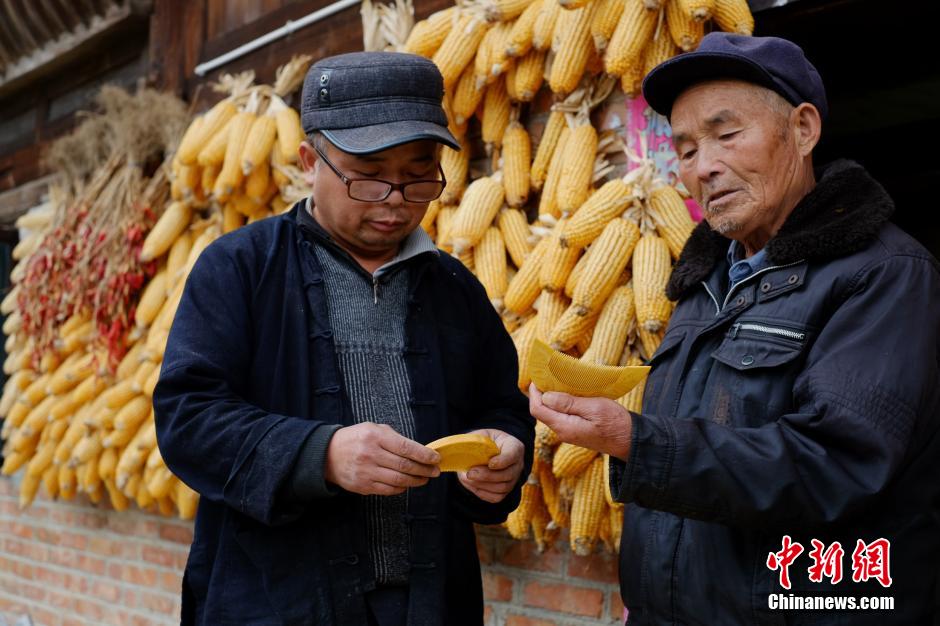 Three generations' love for Miao combs in Guizhou
