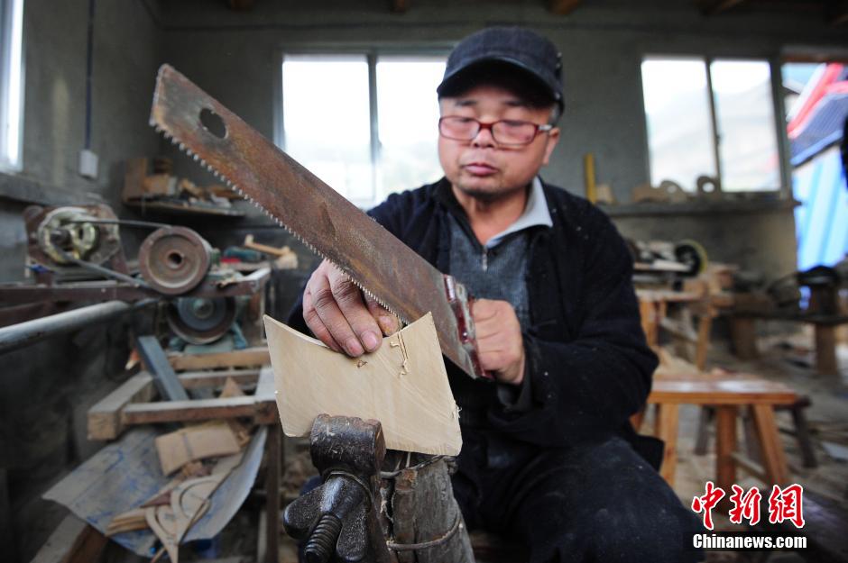 Three generations' love for Miao combs in Guizhou
