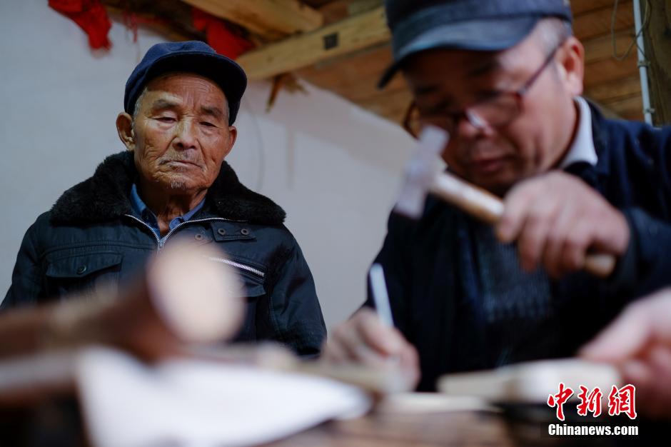 Three generations' love for Miao combs in Guizhou
