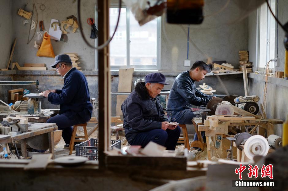 Three generations' love for Miao combs in Guizhou
