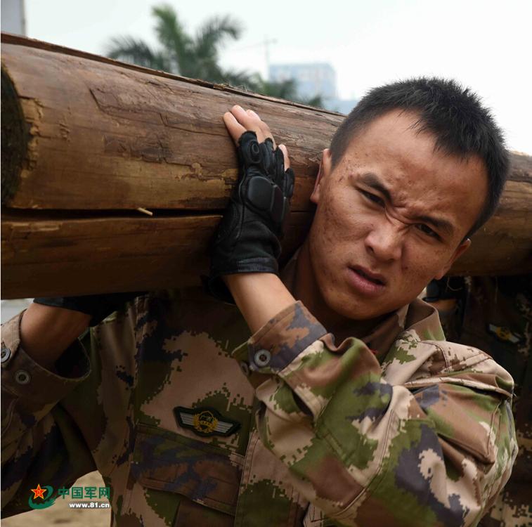 Soldiers of armed police force conduct training in winter