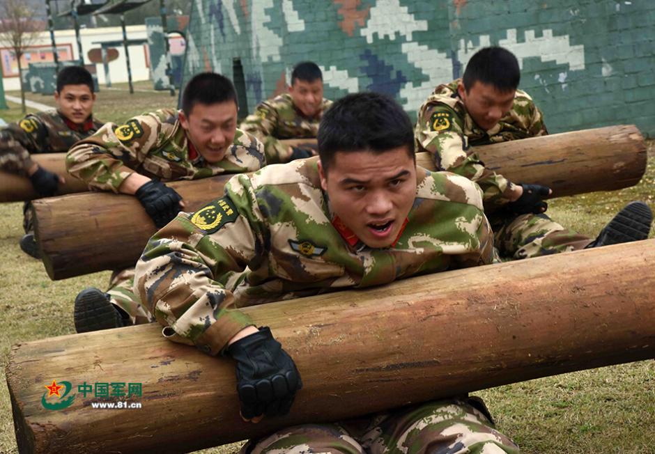 Soldiers of armed police force conduct training in winter