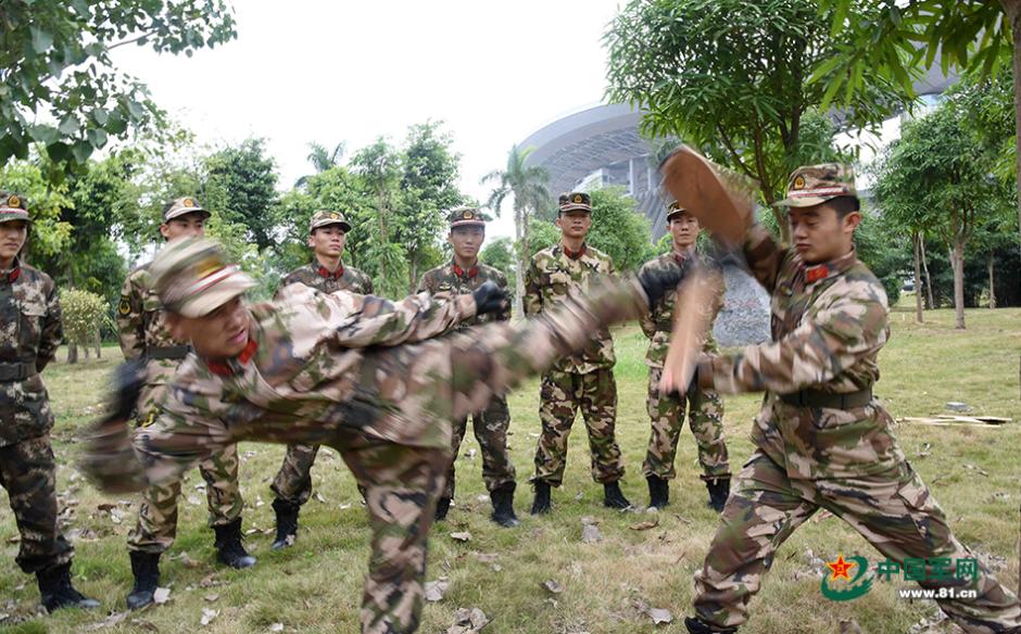 Soldiers of armed police force conduct training in winter