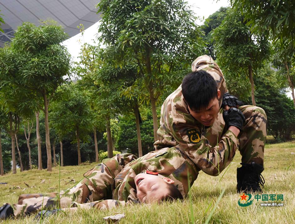 Soldiers of armed police force conduct training in winter