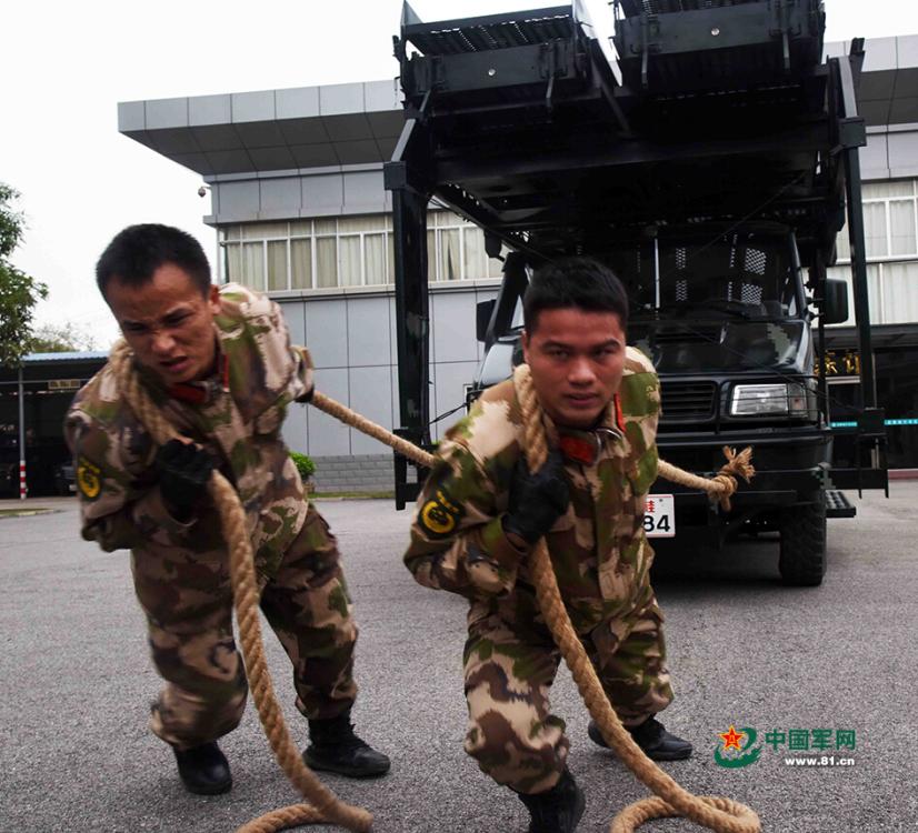 Soldiers of armed police force conduct training in winter