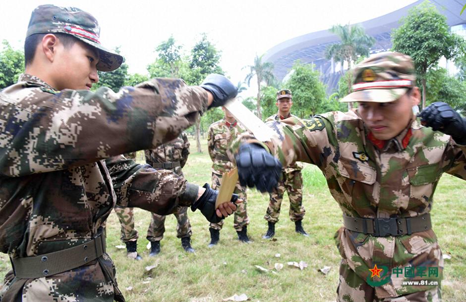 Soldiers of armed police force conduct training in winter