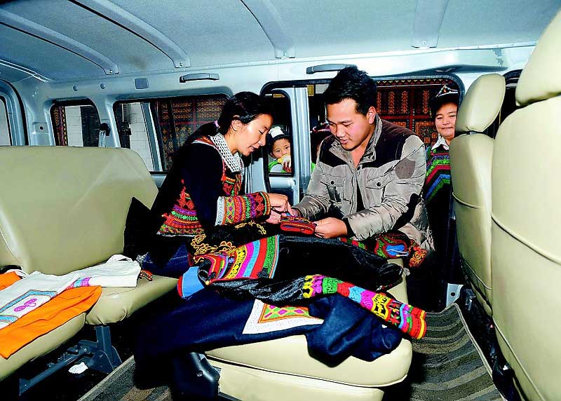 Exquisite Yi embroidery brings happy life to people in Sichuan
