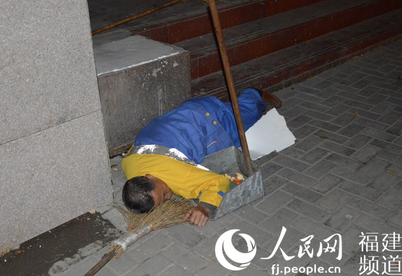 65-year-old sanitation worker saved by warm-hearted citizens in Fuzhou

