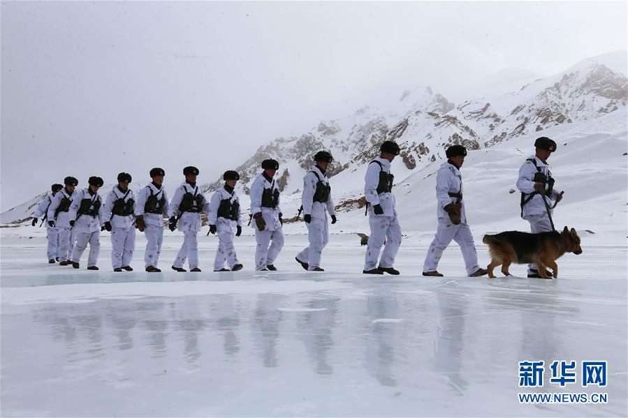 Soldiers patrol in severe cold in Xinjiang