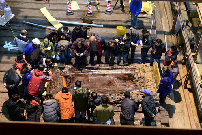 Hoof-shaped gold found in coffin in the main tomb of Marquis of Haihun