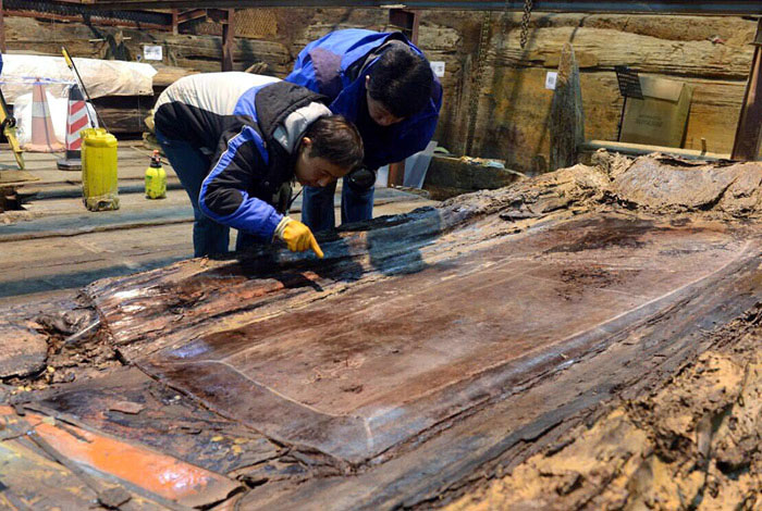 Hoof-shaped gold found in coffin in the main tomb of Marquis of Haihun