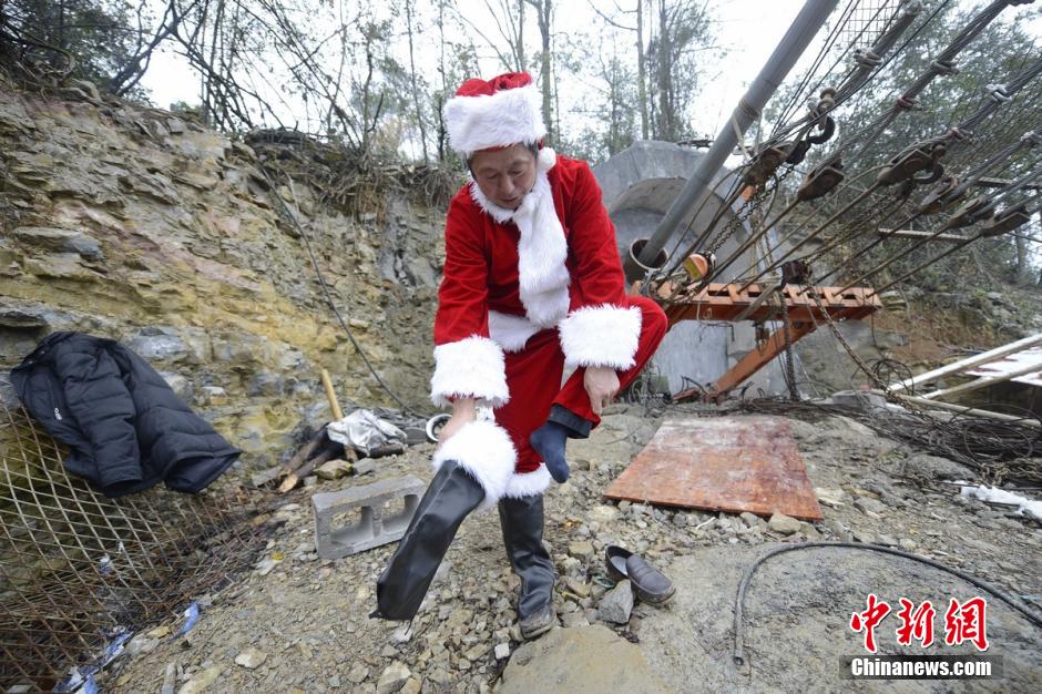 Boss dressed as Santa Claus sends gifts to workers 
