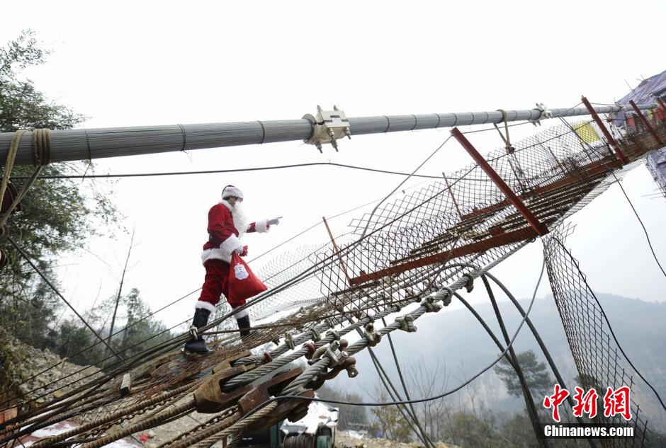 Boss dressed as Santa Claus sends gifts to workers 

