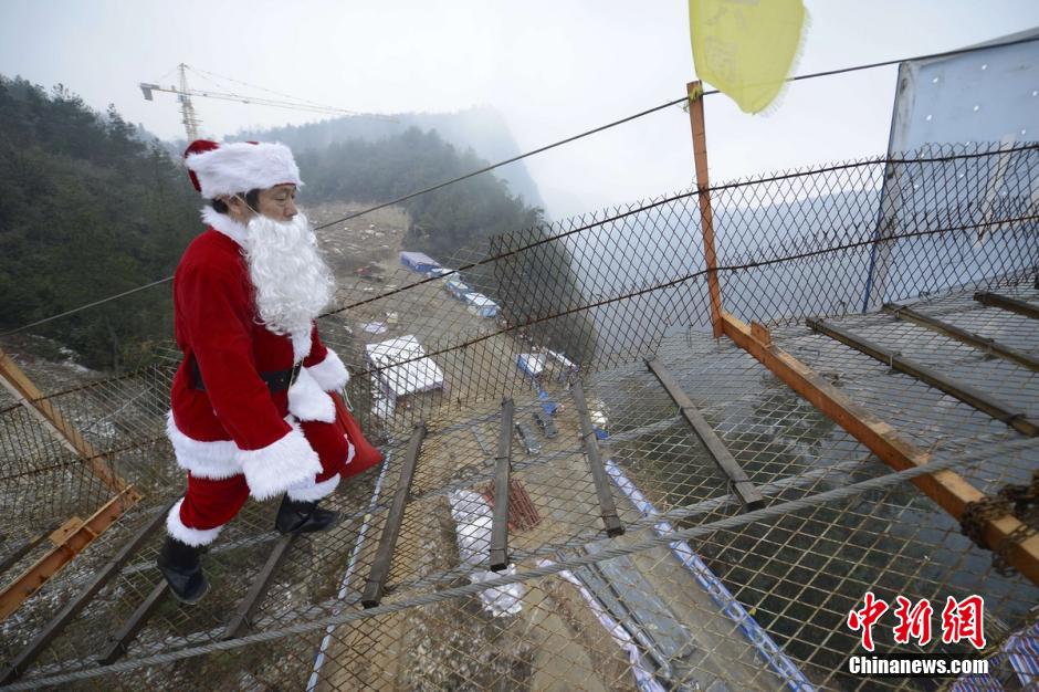 Boss dressed as Santa Claus sends gifts to workers 
