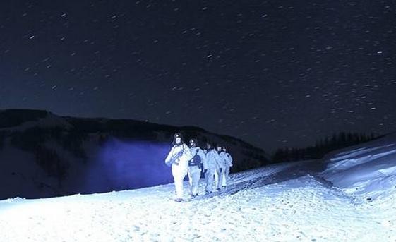 PLA soldiers train topless in snow