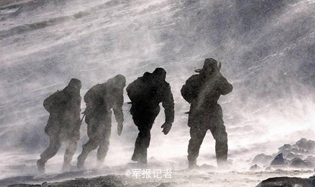 PLA soldiers train topless in snow