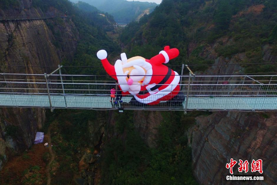 Giant Santa Claus appears on glass skywalk in Hunan