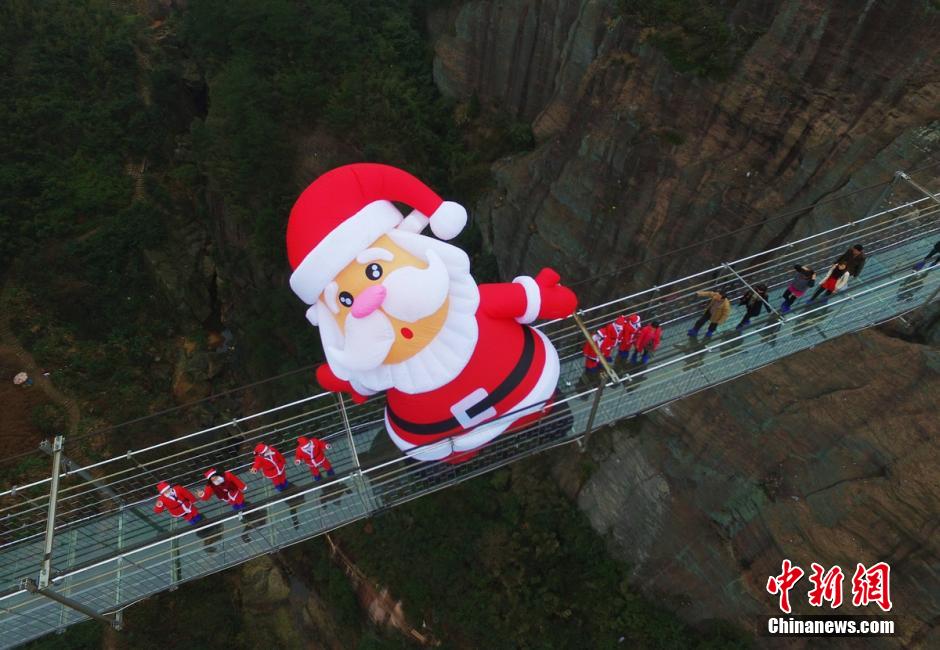 Giant Santa Claus appears on glass skywalk in Hunan