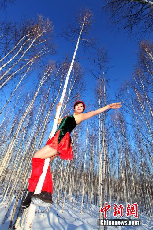 Charming pole dancers brave cold in NE China