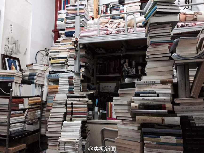 'Super scholar' has 5,000 books stacked in dormitory
