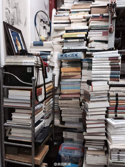 'Super scholar' has 5,000 books stacked in dormitory
