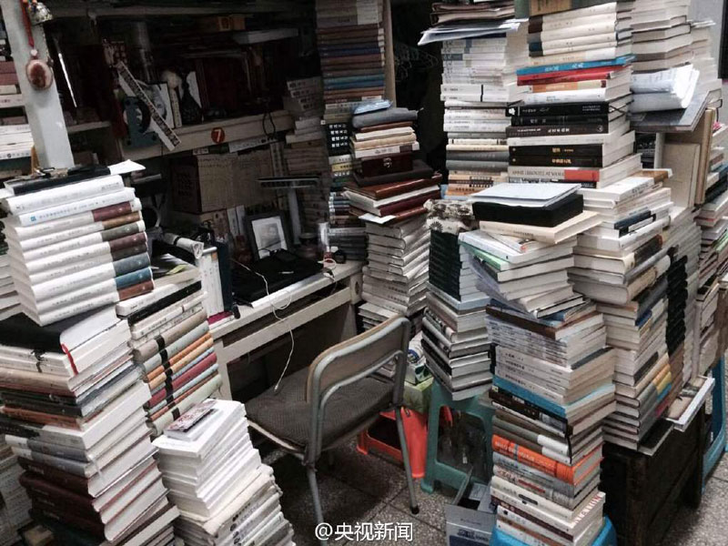 'Super scholar' has 5,000 books stacked in dormitory
