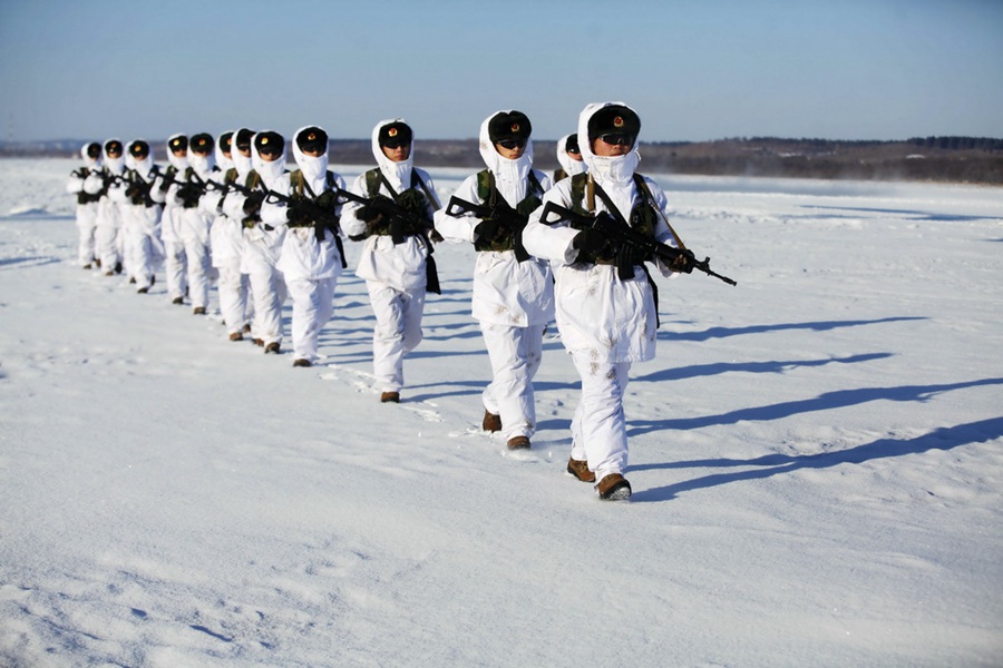 Soldiers go on patrol at minus 30 degrees Celsius in Heihe 