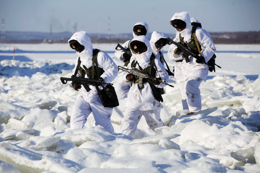 Soldiers go on patrol at minus 30 degrees Celsius in Heihe 