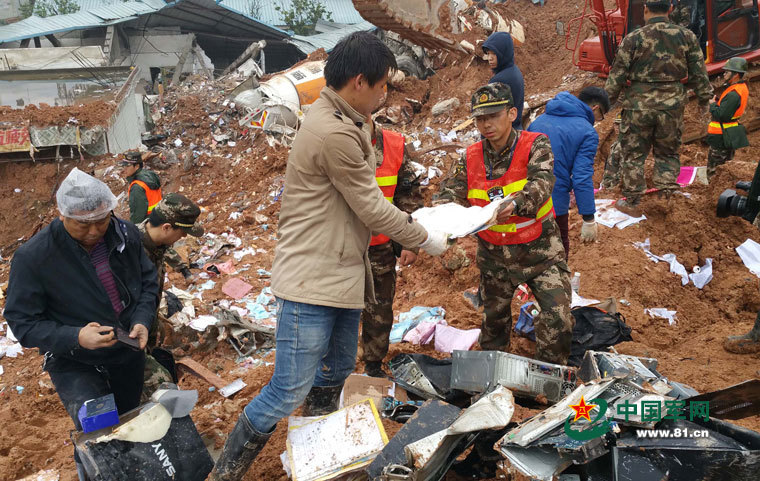 Banknotes and checks worth nearly 2 million yuan excavated from Shenzhen landslide site and returned to owner