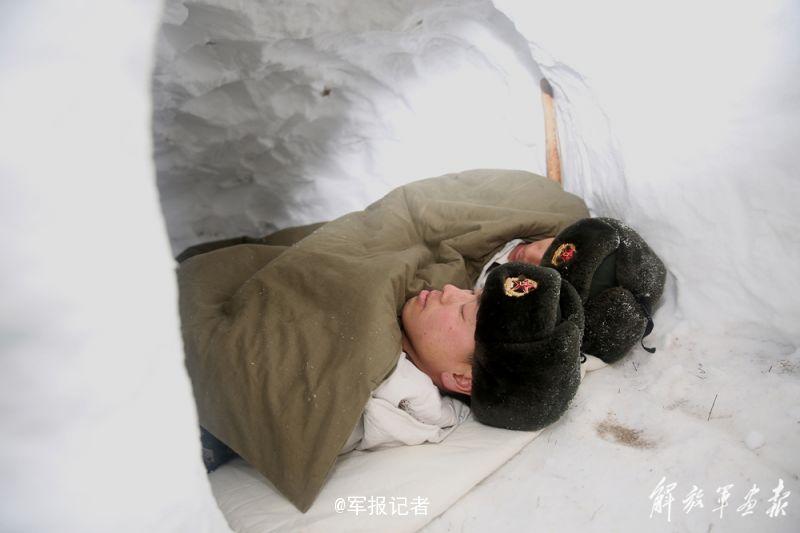 Frontier soldiers take training at minus 52 degrees Celsius in Xinjiang