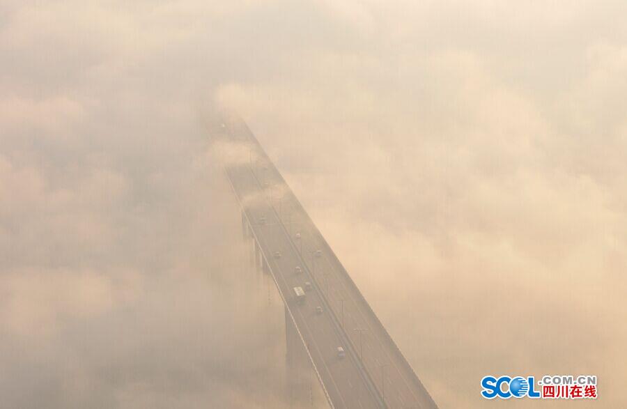 Sea cloud turns the Second Bridge of Jialing River into a fairyland in Nanchong
