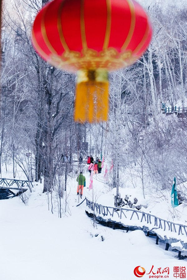 China's first alpine snow entertainment park opens 