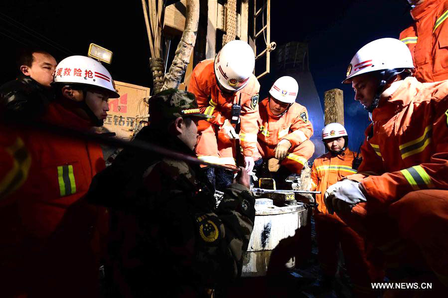 8 trapped miners still alive 5 days after mine collapse