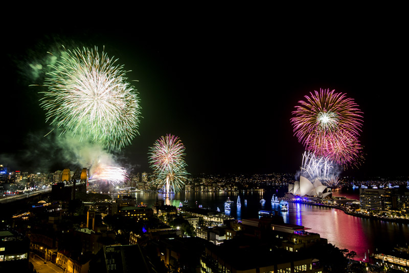 Sydney New Year's Eve: Splendid fireworks illuminate the night sky