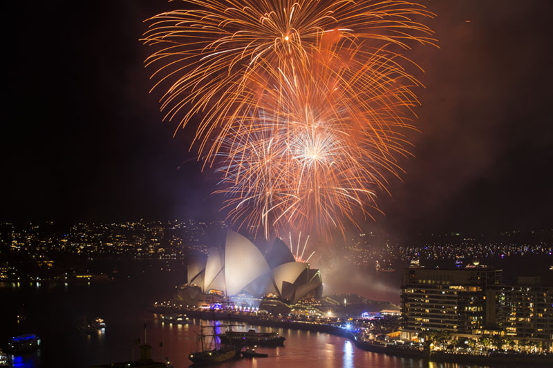 Sydney New Year's Eve: Splendid fireworks illuminate the night sky