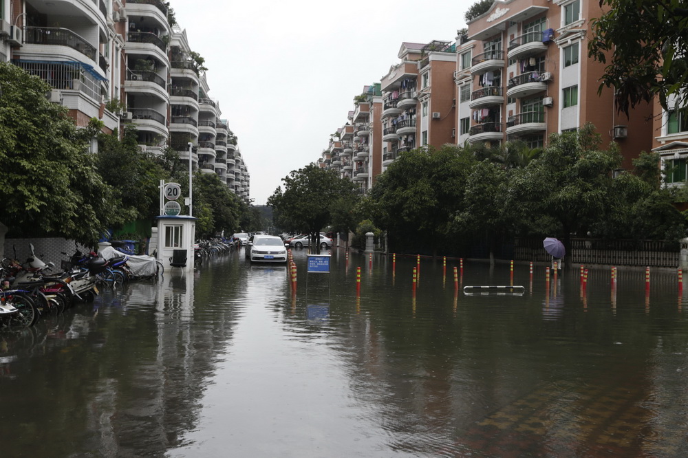 Cars get stuck in 50-meter-long crack in Guangzhou