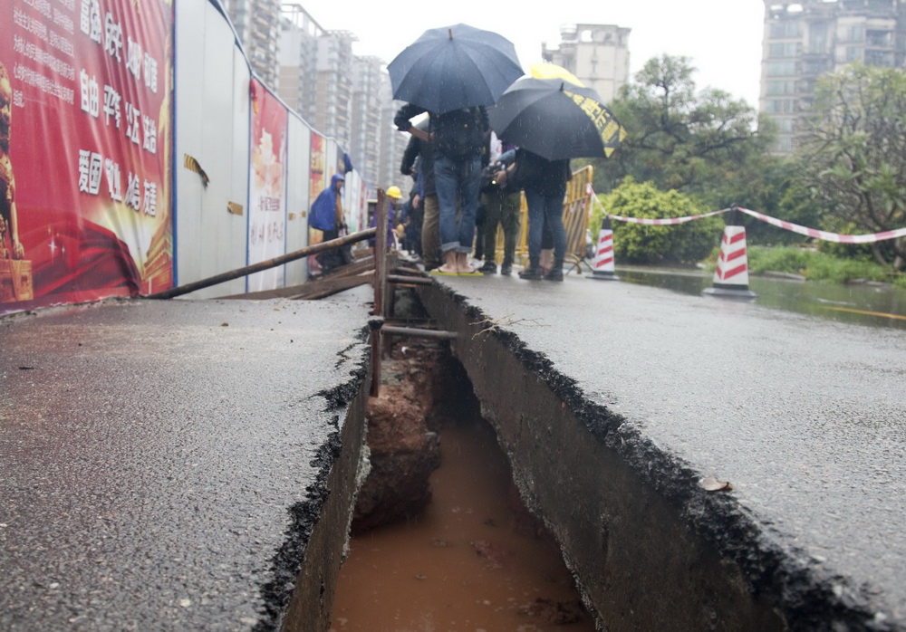 Cars get stuck in 50-meter-long crack in Guangzhou