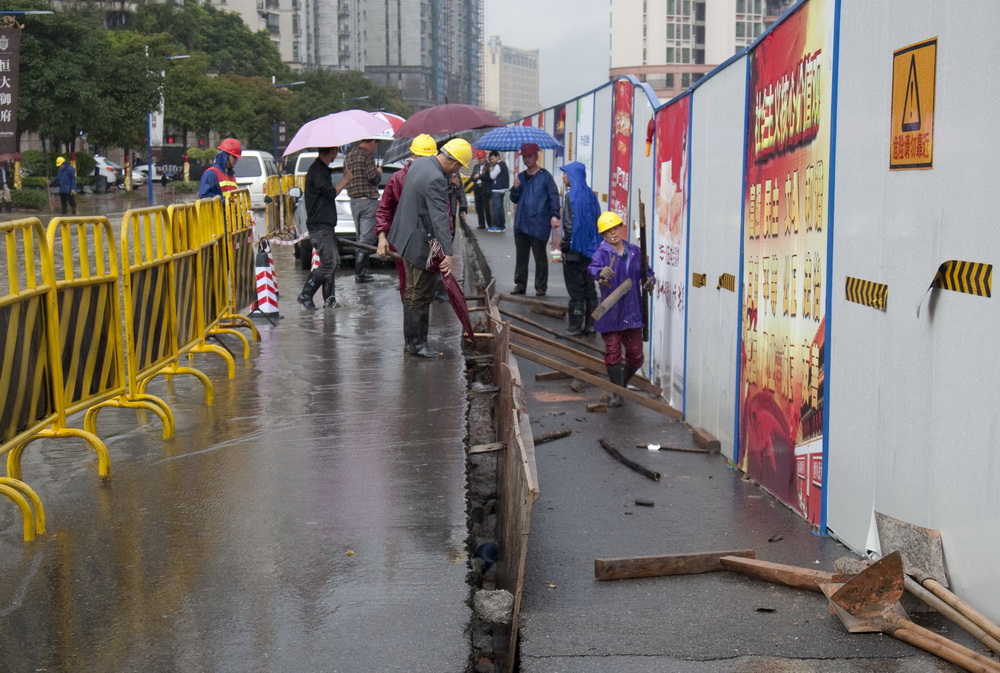 Cars get stuck in 50-meter-long crack in Guangzhou