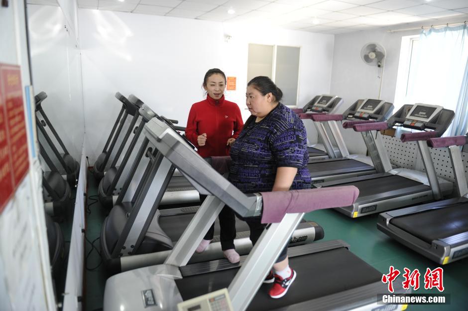 Mother weighing 170kg strives hard to lose weight