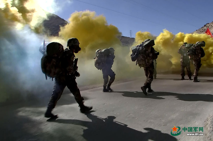 Striking moments of soldiers' training in Tibet
