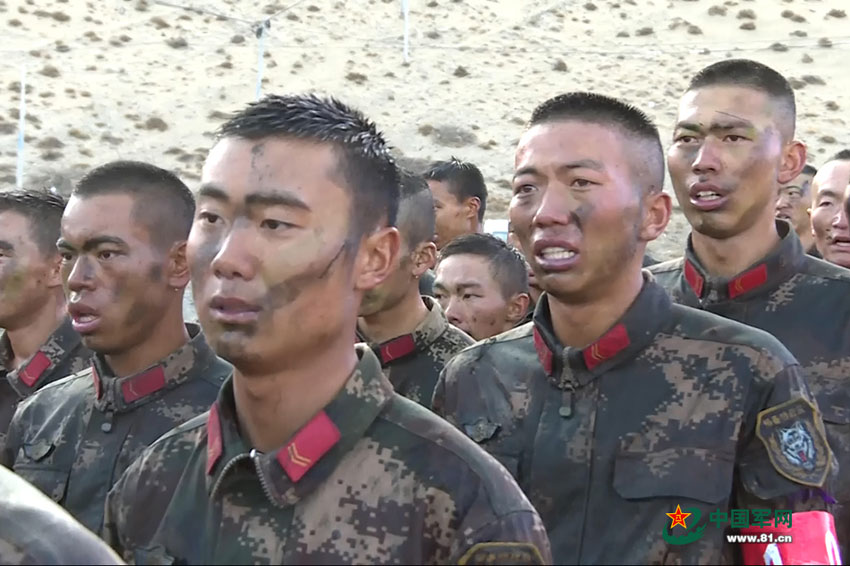 Striking moments of soldiers' training in Tibet
