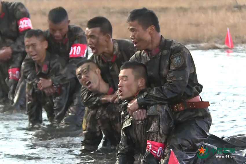 Striking moments of soldiers' training in Tibet
