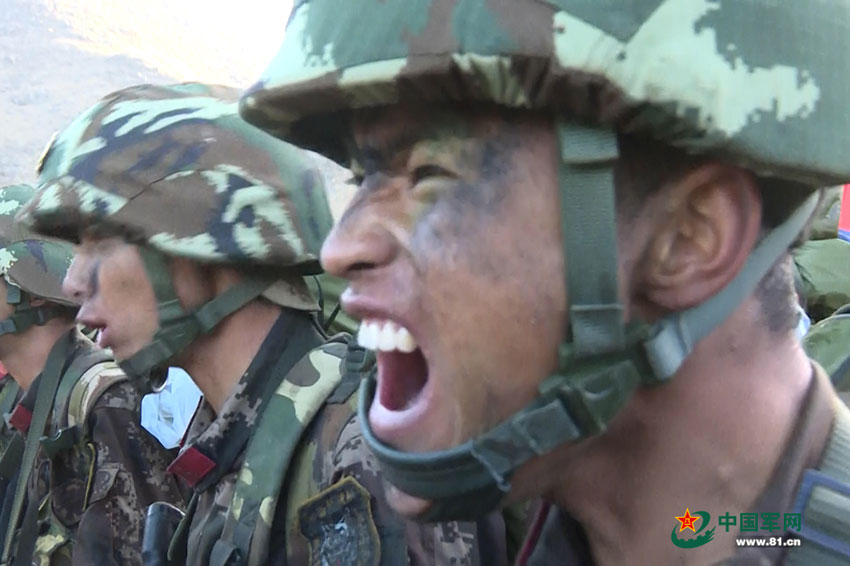 Striking moments of soldiers' training in Tibet
