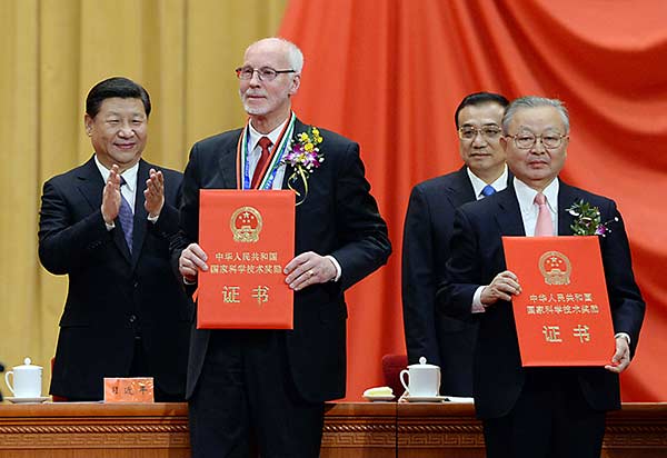 China recognizes prominent scientists, premier stresses innovation