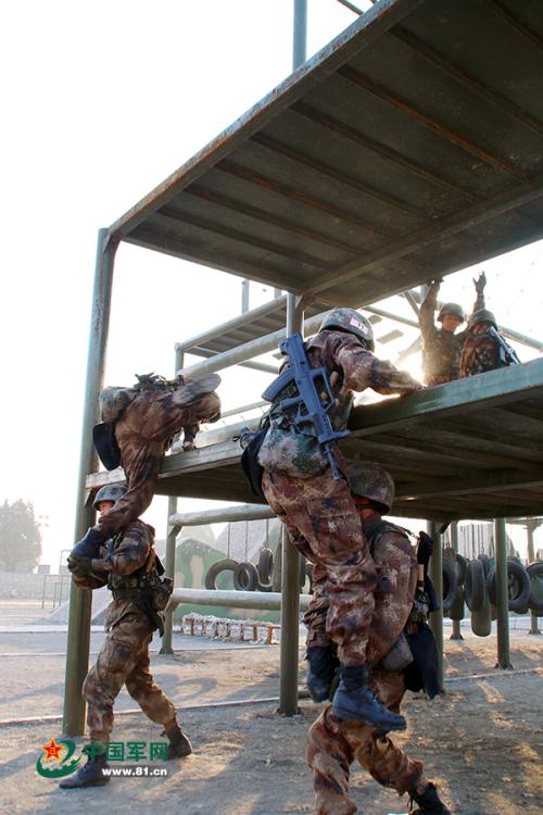 Students take part in military competition in N China