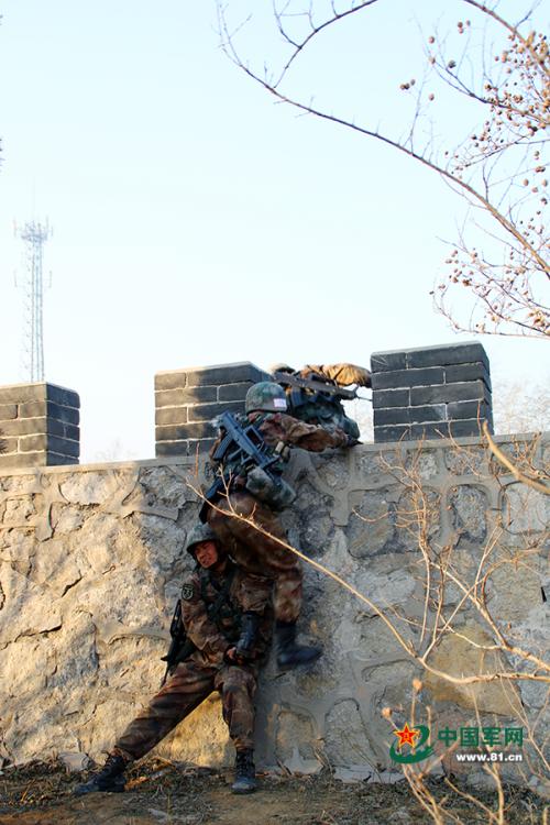 Students take part in military competition in N China