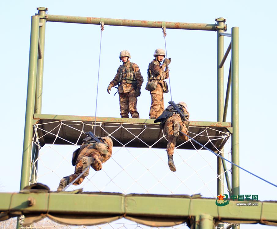 Students take part in military competition in N China