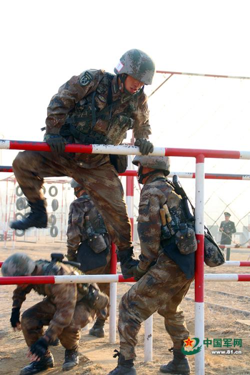 Students take part in military competition in N China