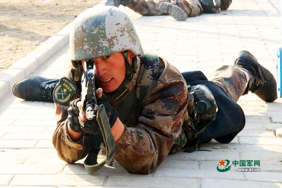 Students take part in military competition in N China