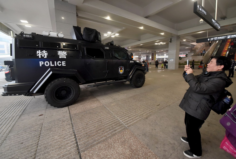 Armored anti-riot vehicle appears at Hangzhou Railway Station